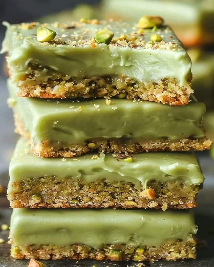  Creamy Pistachio Cheesecake Bars 