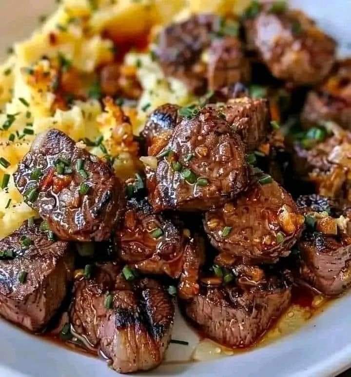 GARLIC BUTTER STEAK BITES AND CHEESY