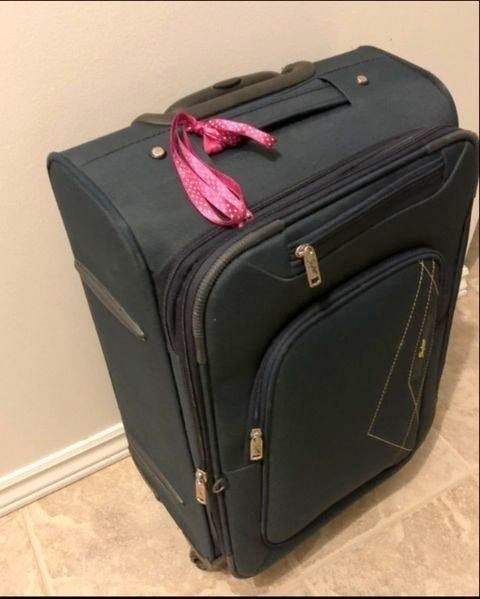 Why You Shouldn’t Tie Anything to Your Suitcase If You Are a Baggage Handler