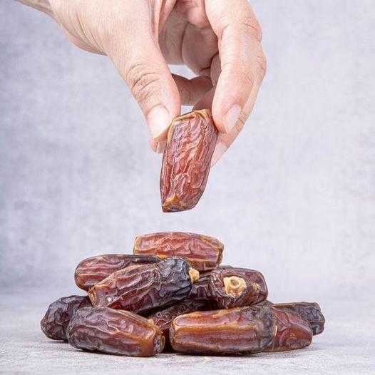  Dates Soaked in Milk