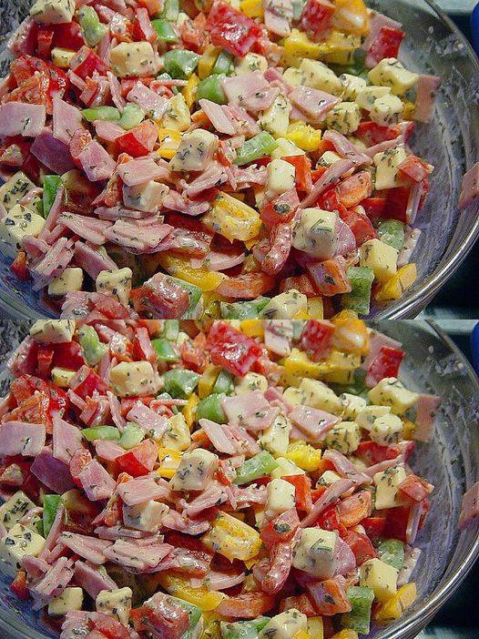 Salat aus frischem Gemüse und herzhaften Zutaten: Eine köstliche und sättigende Mahlzeit