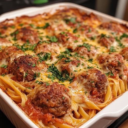 Linguine gratin with meatballs in tomato sauce