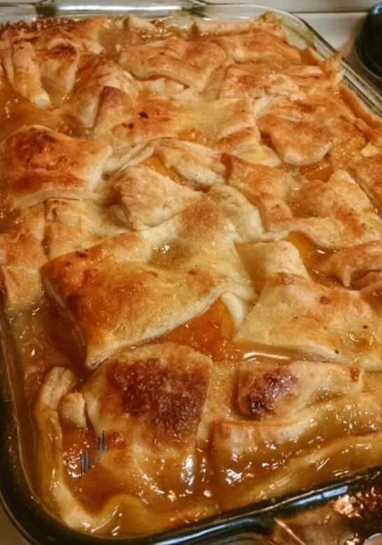 Nothing says comfort like a warm, homemade peach cobbler straight from Grandma’s kitchen! This recipe is filled with juicy peaches and topped with a buttery, golden crust that melts in your mouth. It’s the perfect dessert to bring a little sweetness to any day.