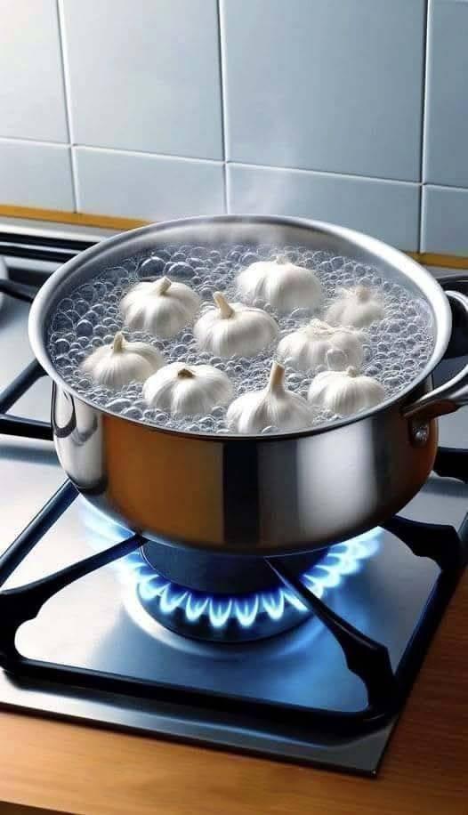 Boil 5 cloves of garlic in a pan: this solves a well-known problem