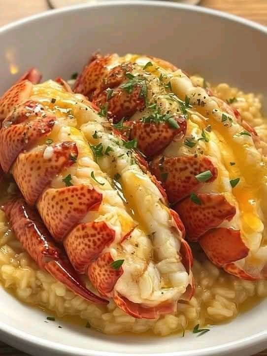 WOULD YOU EAT THIS GARLIC BUTTER LOBSTER AND SCALLOPS 