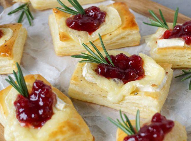 Puff pastry appetizers with Camembert