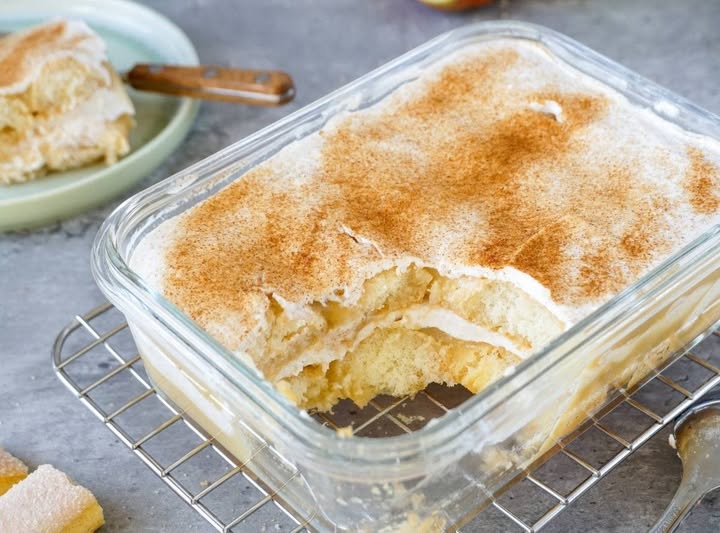 Apple tiramisu with ladyfingers, apple sauce and quark