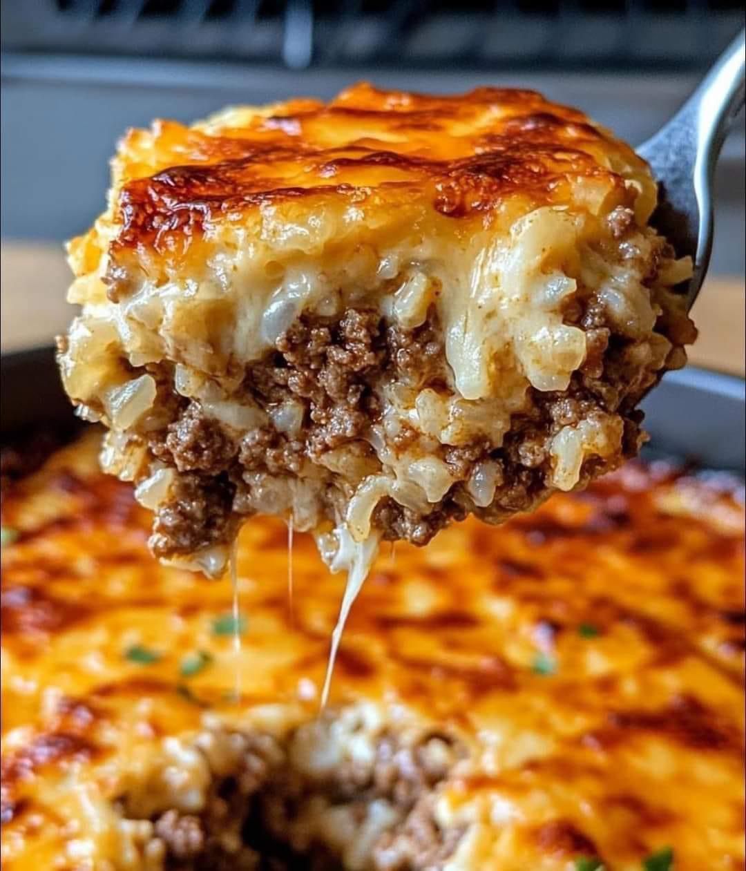 Cheesy Ground Beef and Rice Casserole🍚🥩