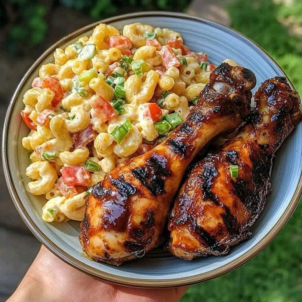  Grilled Chicken Drumsticks with Creamy Macaroni Salad – A Perfect Pairing! 