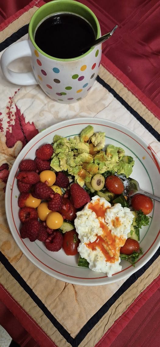 Skipped the bagel for breakfast today. Tomato cucumber salad with cottage cheese. Avocado. Salt+pepper+garlic powder+onion powder and hot sauce really kicks up the flavor 